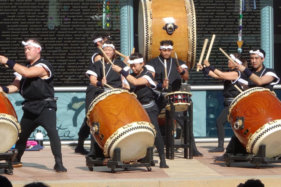 Makoto taiko band playing live