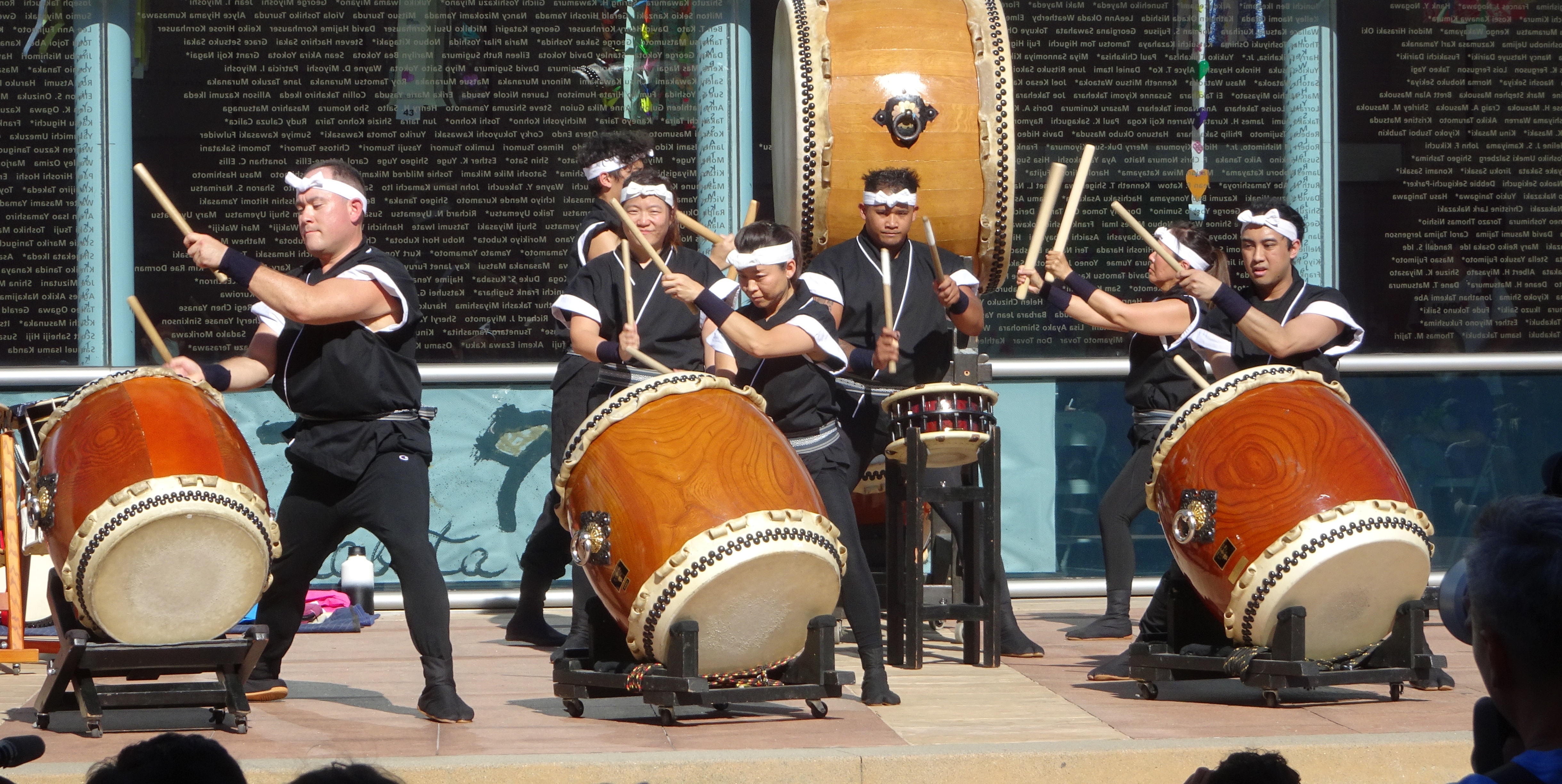 Makoto taiko band playing live