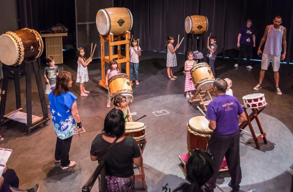 Hal Keimi demonstrating taiko drumming