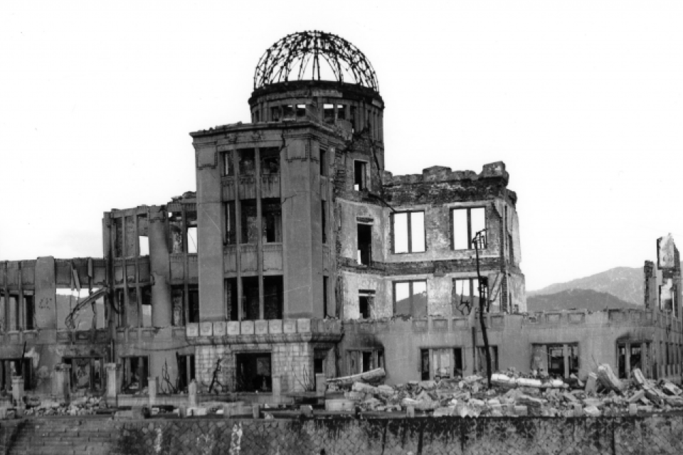 Under a Mushroom Cloud: Hiroshima, Nagasaki, and the Atomic Bomb